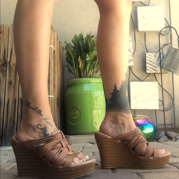 Strappy tan wedges - Picture 2 of 9